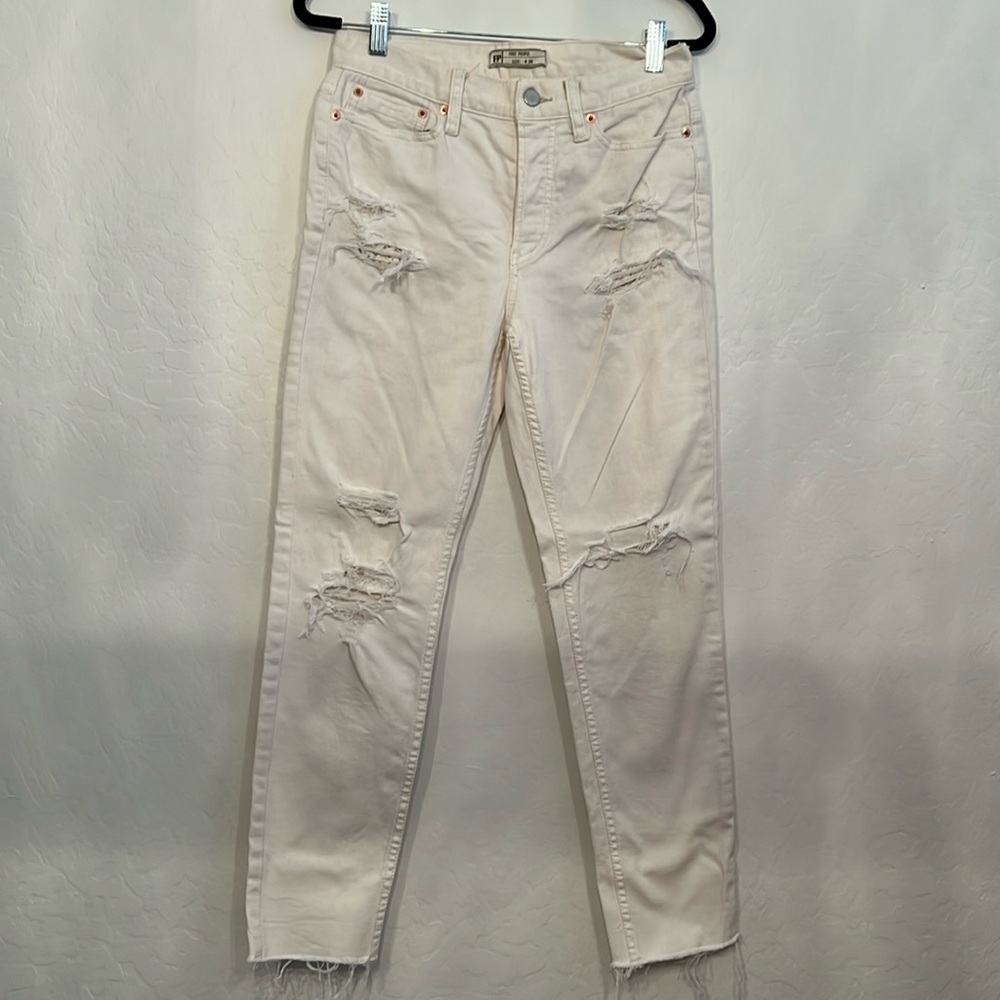Free People White Jeans w/ Lace
Detailed Rips SZ 26